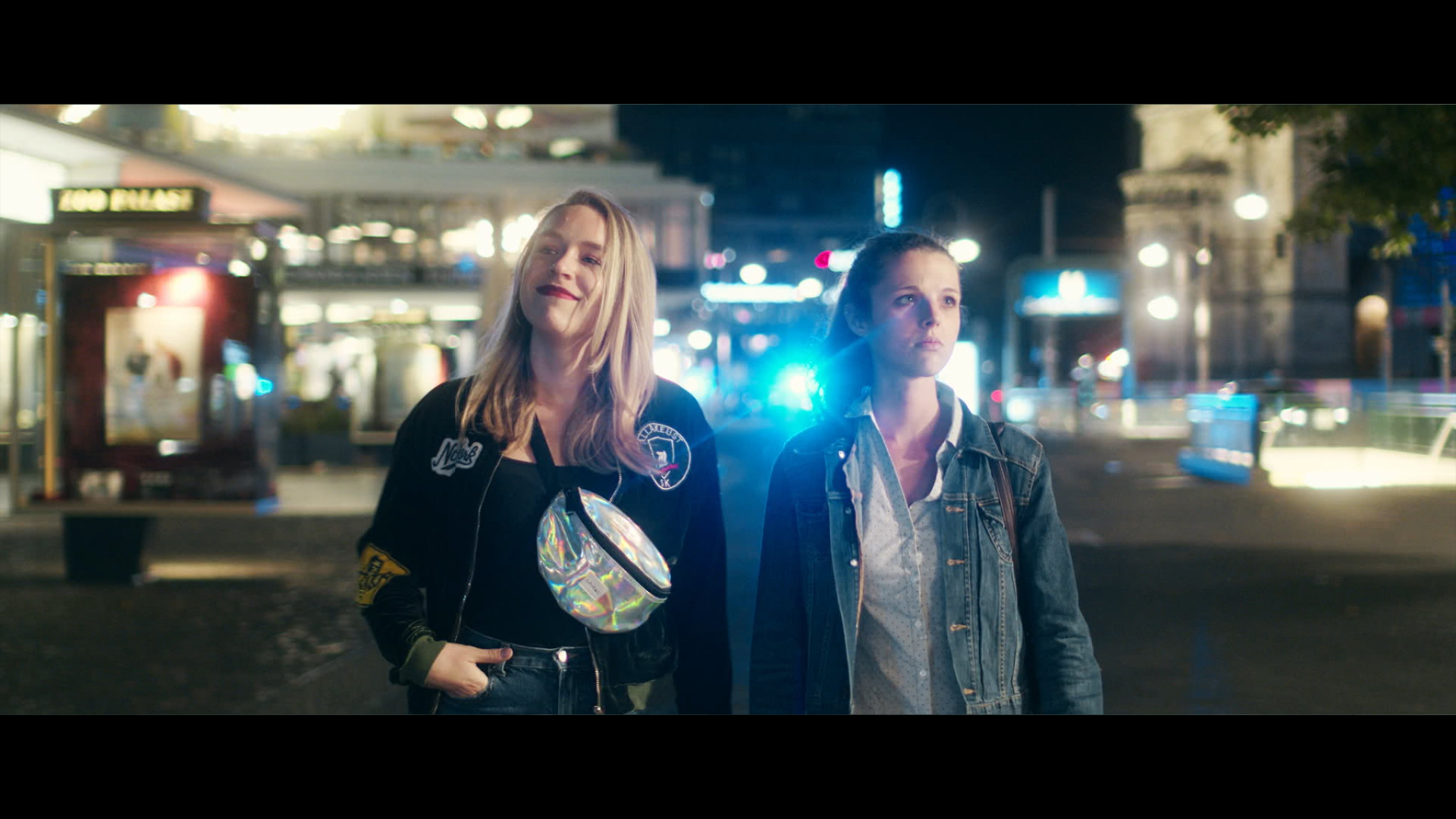 Cara und Maria sind zusammen in der nächtlichen Stadt unterwegs.